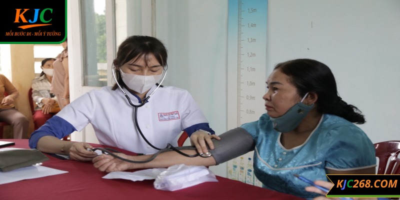 Y bác sĩ tình nguyện đã đến tận nơi thăm khám cho người dân