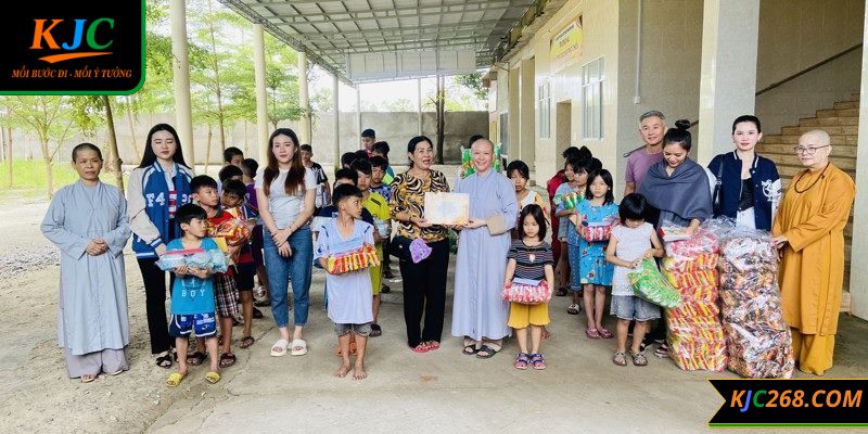 Hàng nghìn bộ sách, thiết bị học tập và học bổng đã được trao tặng